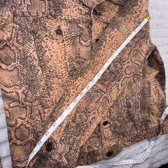 Free People Jacket Womens Medium Trucker Brown Snake Print Denim Button‎ Front - Picture 8 of 9